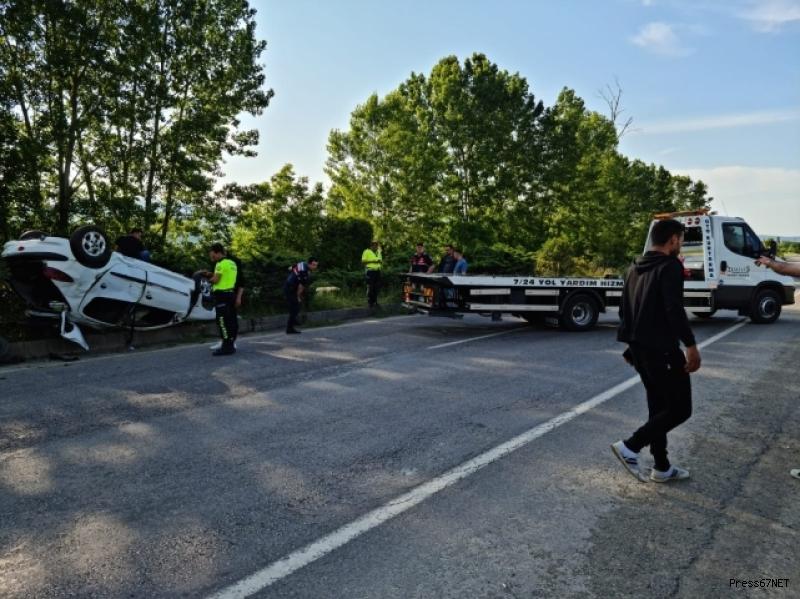 Direksiyon hakimiyetini kaybetti orta refüje çıkarak takla attı:3 yaralı   2
