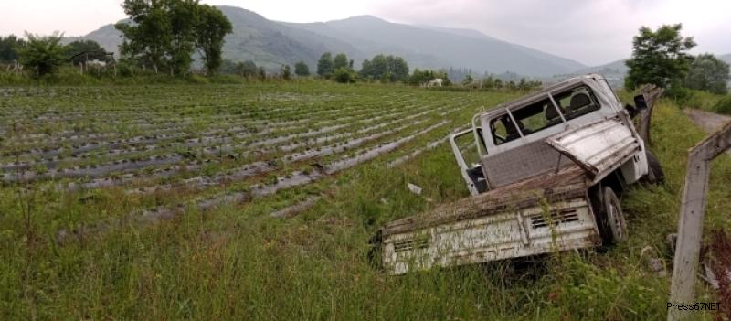 Direksiyon hakimiyetini kaybetti tarlaya girdi   1
