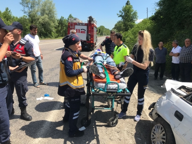Tatile giden sürücü aracıyla takla attı:1’i ağır 6 yaralı 2