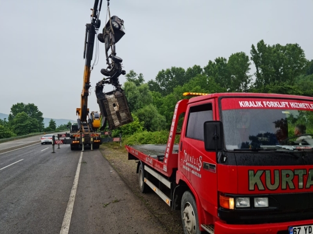 Direksiyon hakimiyeti kaybetti, tarlaya uçtu.. Yaralılar var! 5
