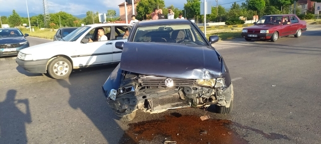 Işık ihlalinin olduğu kazada hamile kadın yaralandı   1