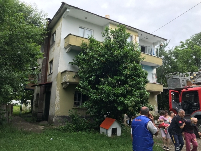 Yangında mahsur kalan 1'i bebek 7 kişiyi itfaiye kurtardı 3