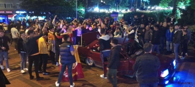 Çaycuma'da Galatasaray taraftarı sokağa döküldü 2