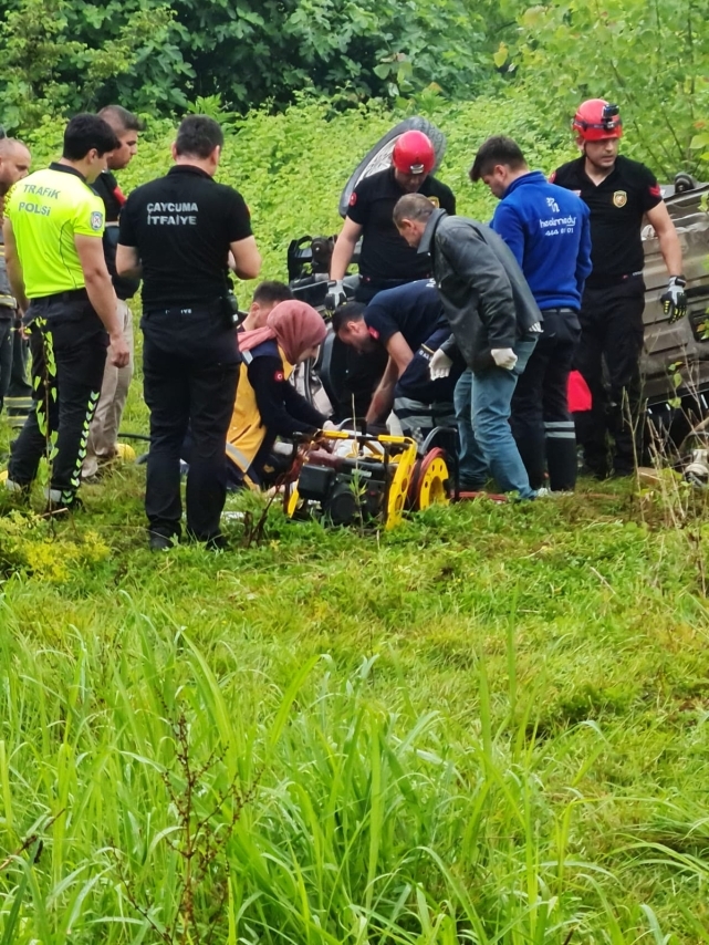 Annesinin cenazesini getirirken kaza yaptılar: 1'i ağır 3 yaralı 1
