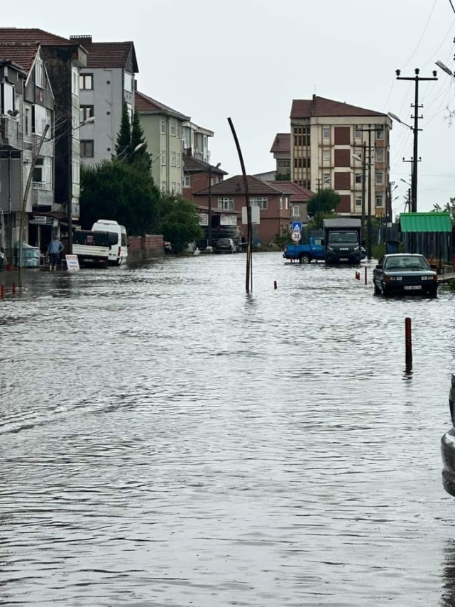 Yolu su bastı, vatandaş balık tuttu esnaf ise sandalyesini alıp keyif yaptı 3