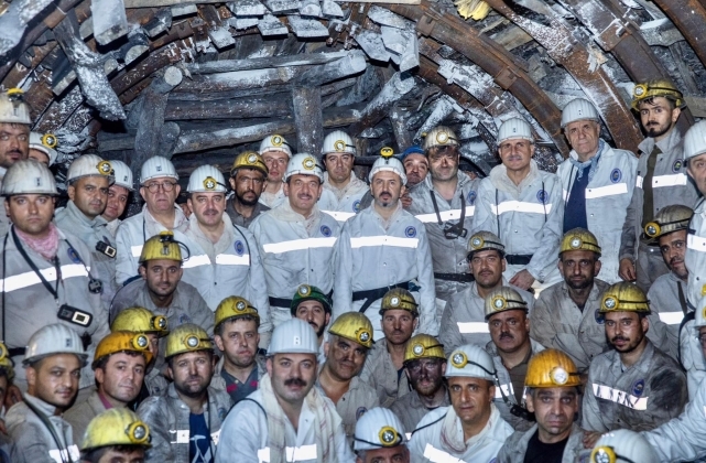 Yerin metrelerce altında kömür kazdılar, işçilerle yemek yediler! 1