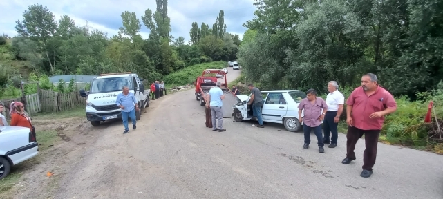 Tali yoldan ana yola çıkan otomobil kaza yaptı! 3 yaralı 3