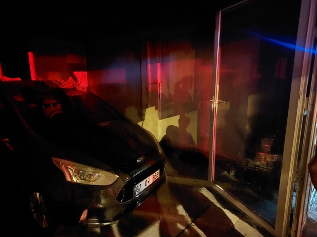 Oto aksesuar dükkanında çıkan yangında faciadan dönüldü   3