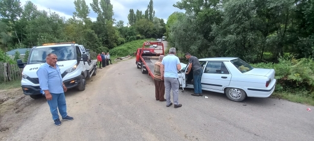 Tali yoldan ana yola çıkan otomobil kaza yaptı! 3 yaralı 1