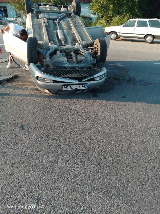 Otomobil bariyerleri aştı, karşı şeritte takla atarak durabildi: 3 yaralı 1
