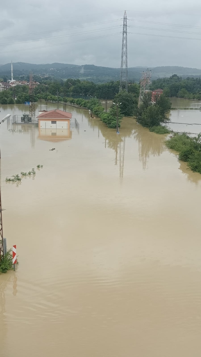 Mahsur kalan vatandaşları itfaiye botla kurtardı 1