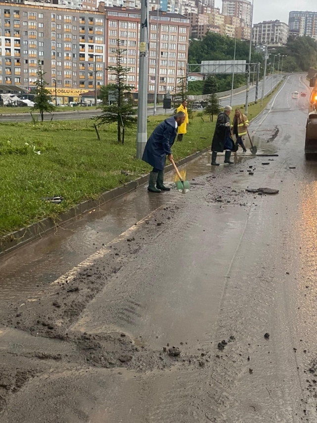 Başkan Bektaş; "Sağanak yağışta gece gündüz sahadayız" 1