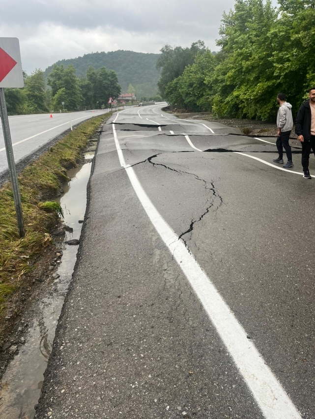 Sel yolda deprem etkisi yarattı 2