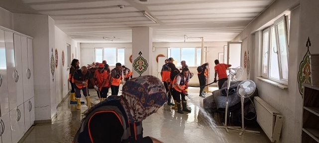 AFAD gönüllüleri, sel yaralarını sarmak için canla başla çalışıyor 3