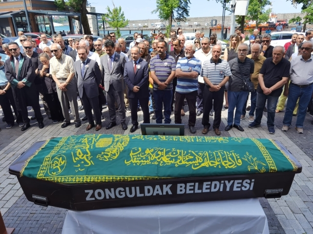 Erol Mekik son yolculuğuna uğurlandı 3