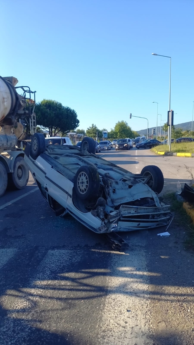 Otomobile çarpmamak için takla attı 1