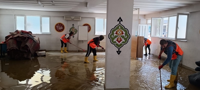 AFAD gönüllüleri, sel yaralarını sarmak için canla başla çalışıyor 1