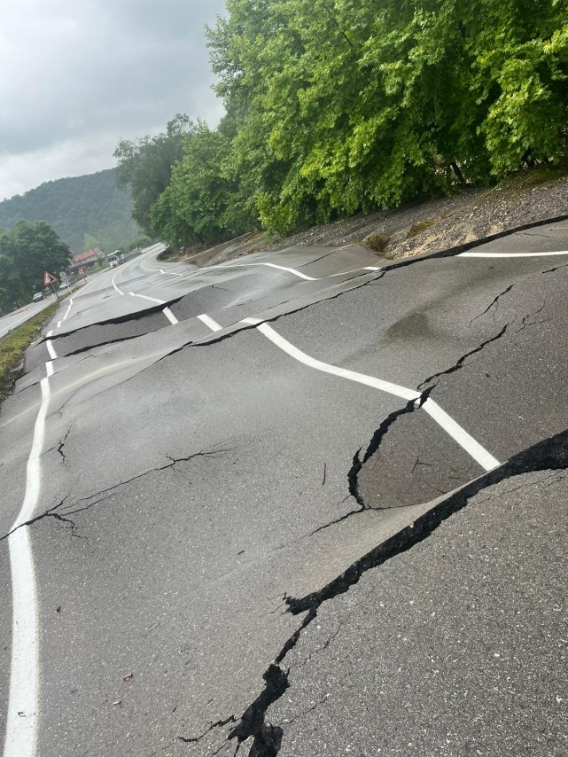 Sel yolda deprem etkisi yarattı 1