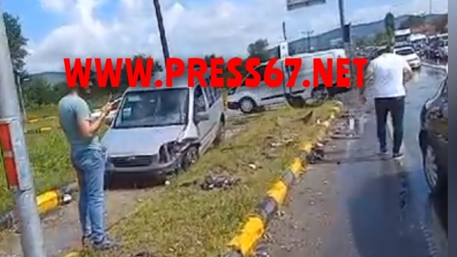 Aynı kavşakta ışık ihlali ve zincirleme kaza yaşandı:5 yaralı 2