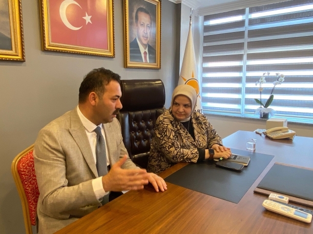 Ayşe Keşir'den AK Parti'ye ziyaret 1