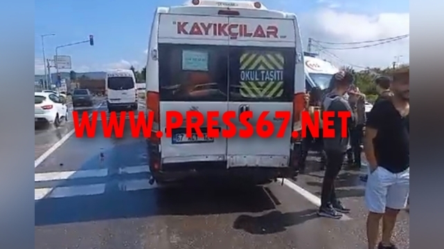 Aynı kavşakta ışık ihlali ve zincirleme kaza yaşandı:5 yaralı 4