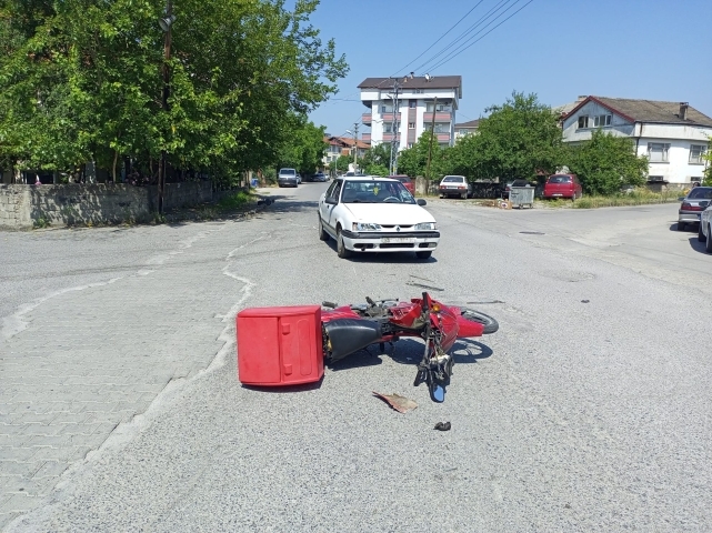 Moto kurye ile otomobil çarpıştı: 1 yaralı 2