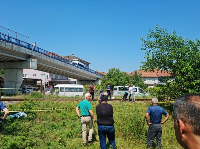 Demiryolundan karşıya geçmek isteyen kadına yük treni çarptı 3