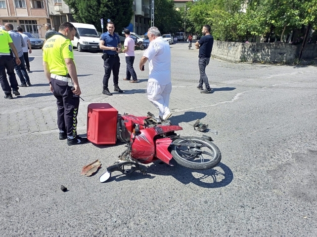 Moto kurye ile otomobil çarpıştı: 1 yaralı 1