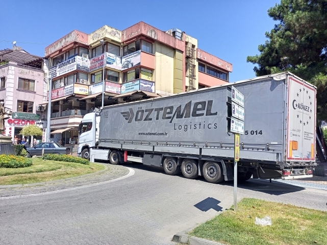 Yasak yola giren tır trafiği kapattı! 1