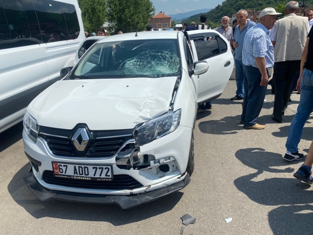 Yolun karşısına geçmeye çalıştı, araç çarptı 2