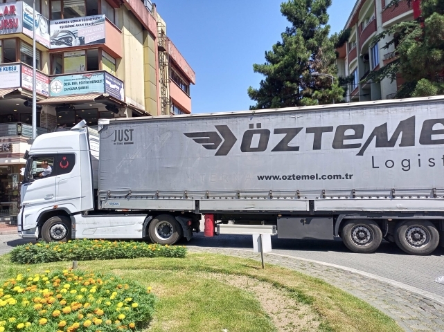 Yasak yola giren tır trafiği kapattı! 2