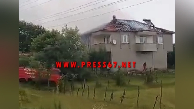 Evin çatısına yıldırım düştü! 1