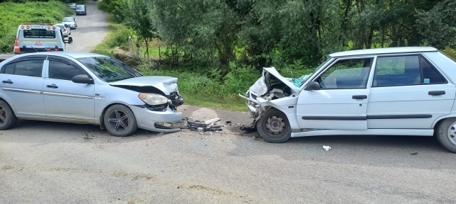 Tali yoldan ana yola çıkan otomobil kaza yaptı! 3 yaralı 2