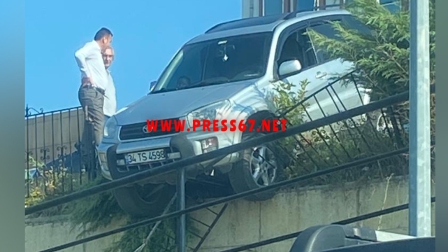 Fren yerine gaza bastı korkuluklardan aşağı sarktı 1