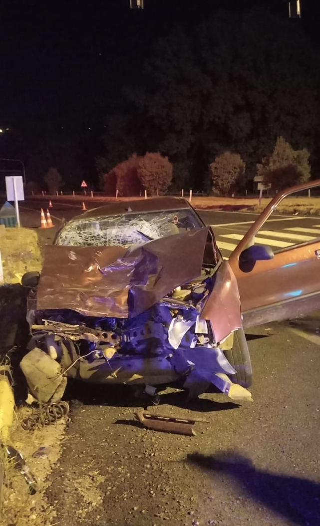 3 araç çarpıştı! Zincirleme kazada 1'i ağır 3 kişi yaralandı 2