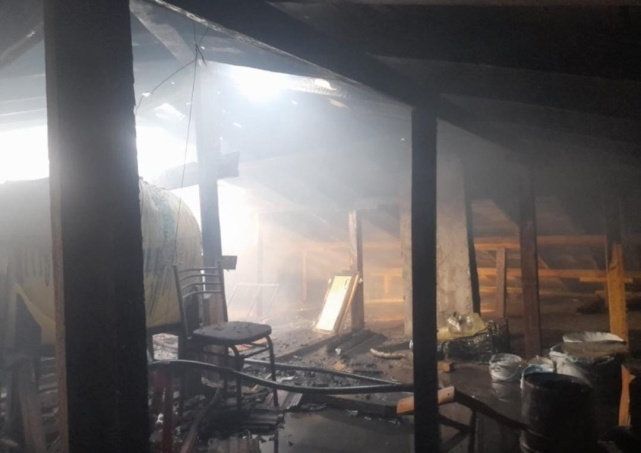 Fırının bacasında başlayan yangın çatıyı sardı   1