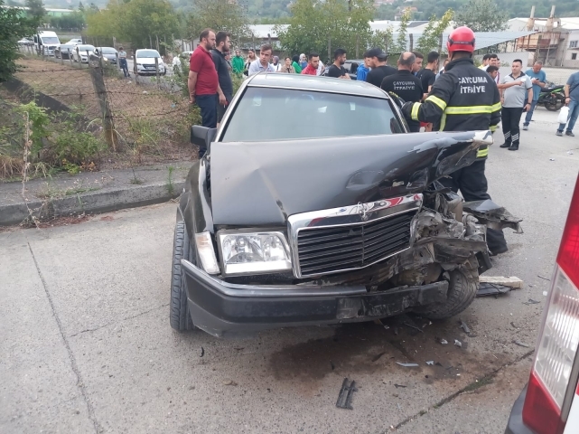 İki otomobil çarpıştı: 1 yaralı 2