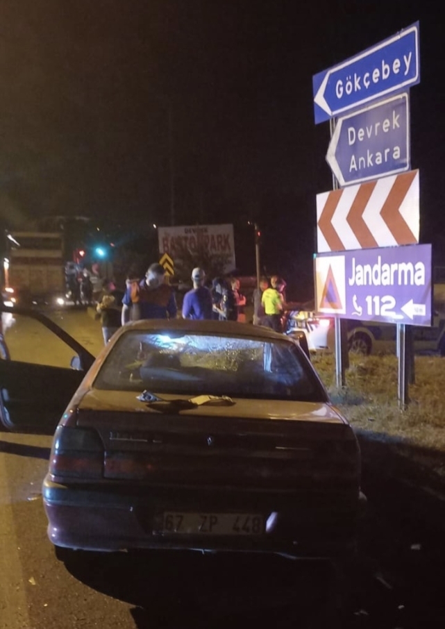 3 araç çarpıştı! Zincirleme kazada 1'i ağır 3 kişi yaralandı 1