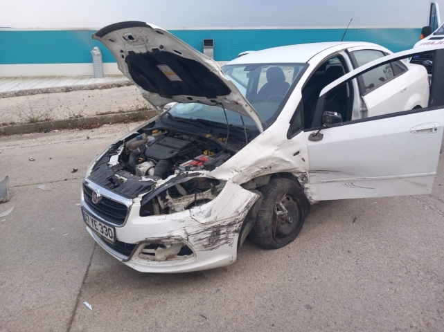 İki otomobil çarpıştı: 1 yaralı 1