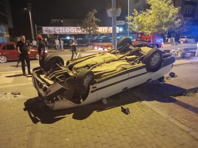 Alkollü sürücü karşı şeride geçip beton saksılara çarptı ardından takla attı: 2 yaralı 2