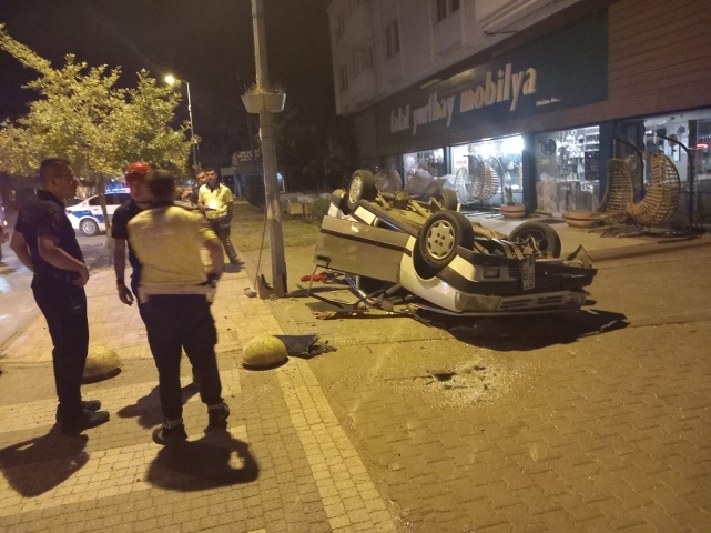 Alkollü sürücü karşı şeride geçip beton saksılara çarptı ardından takla attı: 2 yaralı 1