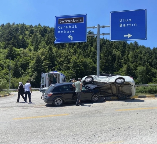 2 otomobil çarpıştı 1 ölü, 9 yaralı 1