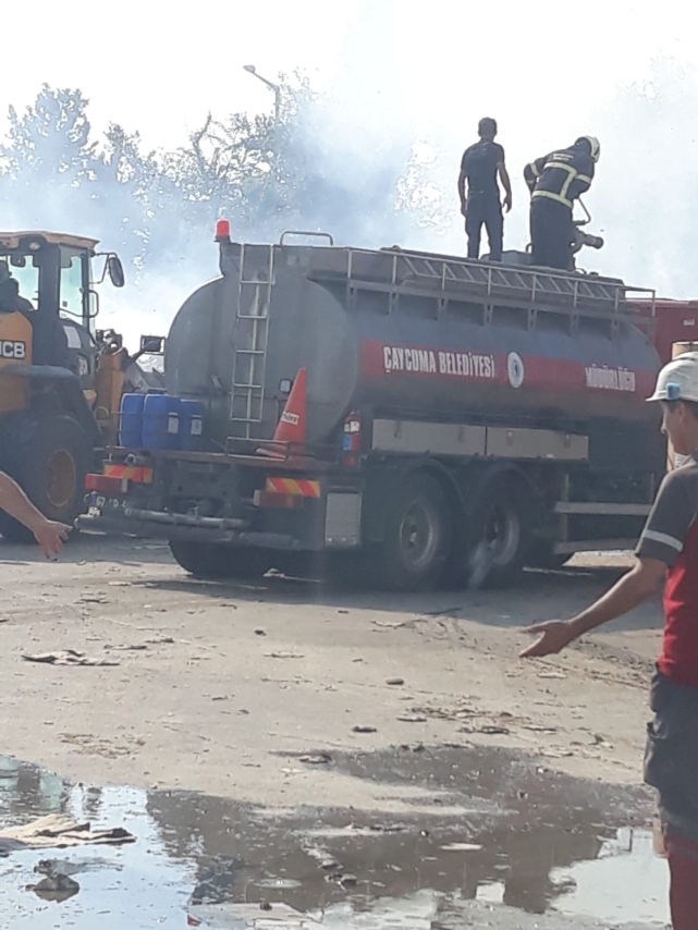 Atık kağıtlar fabrikada yangın çıkardı   1