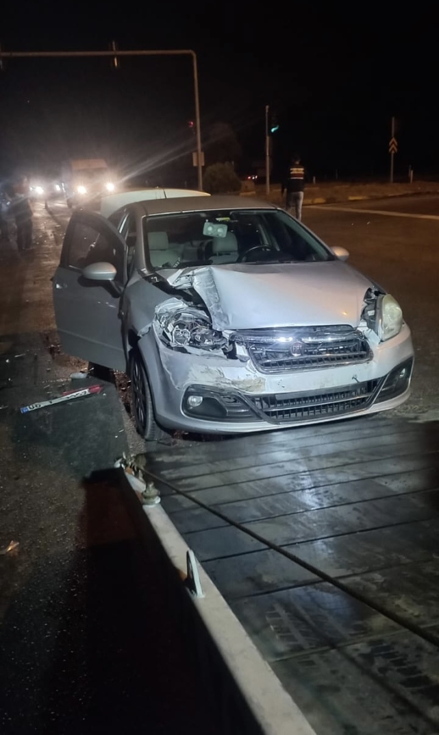 3 araç çarpıştı! Zincirleme kazada 1'i ağır 3 kişi yaralandı 3