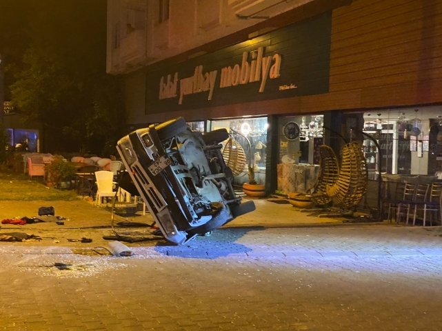 Alkollü sürücü karşı şeride geçip beton saksılara çarptı ardından takla attı: 2 yaralı 3