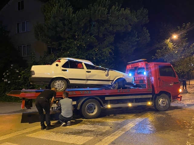 Alkollü sürücü karşı şeride geçip beton saksılara çarptı ardından takla attı: 2 yaralı 4