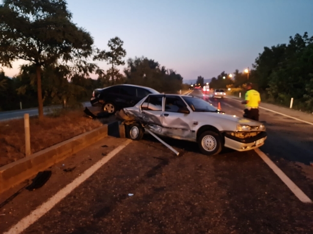 İki araç kazaya karıştı sürücüler yaralandı! 2