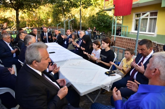 Bakan Işıkhan'dan şehidin ailesine taziye ziyareti 1