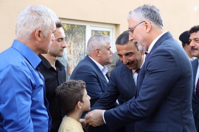 Bakan Işıkhan'dan şehidin ailesine taziye ziyareti 2