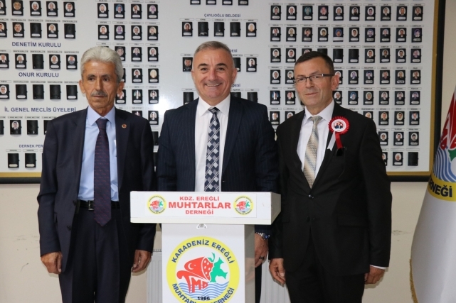 Başkan Adayı Sesli muhtarların gününü pasta keserek kutladı 2